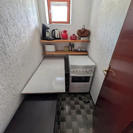 Orangenes Ferienzimmer Am Ca 180 Meter Luftlinie Zum *